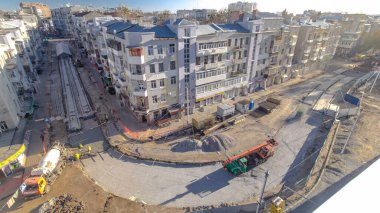 Beton, yol onarım şantiyesinde çok sayıda işçi ve mikser zaman ayarlı çalışıyor. Tramvay raylarının yeniden inşası. Tüm gün boyunca hava üst görünümü