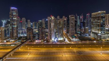 Dubai Yat Limanı Şeyh zayed road panorama gün gece geçiş timelapse ışık için trafik ile açın. Gökdelenler, BAE gece aydınlatma. Hava Jlt görünümünden