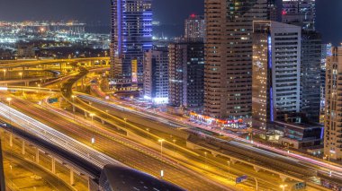 Dubai Yat Limanı Şeyh zayed road panorama gün gece geçiş timelapse ışık için trafik ile açın. Gökdelenler, BAE gece aydınlatma. Hava Jlt görünümünden