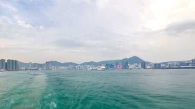 Star Ferry 'den Victoria Limanı' na doğru görüntüler. Zaman atlaması, süratli sürat. Diğer gemiler Hong Kong 'un ufuk çizgisi gibi yelken açıyor.