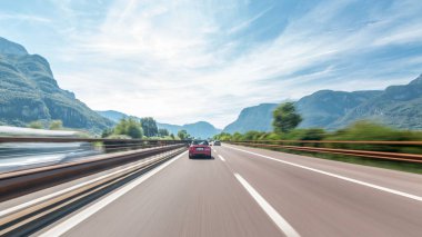 Dağlar ve çayırlar İtalya timelapse hyperlapse drivelapse içinde bir otoyolda sürüş. Elektrik direkleri, güzel manzara ve mavi gökyüzü ile beyaz bulutlar. Yüksek hız