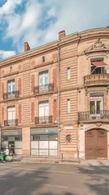 Panorama, Fransa 'nın Toulouse kentindeki Rue du Languedoc ve Theodore Ozenne kavşağında tarihi tuğla cephelerini gösteriyor. Canlı şehir merkezindeki Carmes metro istasyonu yakınlarındaki dükkanlar, kafeler, yol trafiği