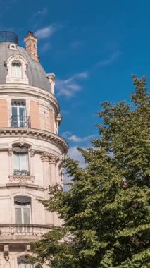 Toulouse, Occitanie, Fransa 'daki Rue de Metz zaman kavşağı, tarihi cepheleri, dükkanları, kafeleri ve mavi bulutlu gökyüzü. Şehrin göbeğinde canlı bir şehir manzarası