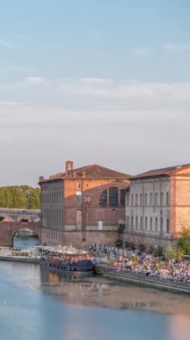 Garonne River ve Pont Neuf zamanapse Toulouse, Fransa şehir merkezindeki Tıp Tarihi Müzesi 'nde. Bu Rönesans kemer köprüsü mavi gökyüzünün altındaki suya yansıyor. Yeşil ağaçlı rıhtım