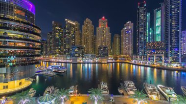 Dubai Marina rıhtımı, Dubai 'deki alışveriş merkezinin balkonundan gece saatlerine kadar uzanan, Birleşik Arap Emirlikleri' ne bağlı, kuleleri ve yatları olan..