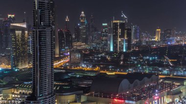 Dubai şehir merkezindeki ufuk çizgisi günden geceye geçiş zamanı. Şeyh Zayed yolunun en üst manzarası. Çok sayıda aydınlık kulesi ve gökdelenleri var. Yollarda trafik vardı. Ünlü simge.