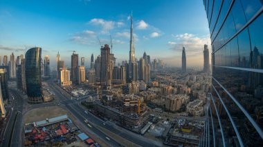 Dubai Şehir Merkezi 'nden gece gündüz geçiş zamanı. Büyük fütüristik şehir üzerinde hava manzarası. Dubai 'nin gökdelenleri, Birleşik Arap Emirlikleri. Çatıdan sabah silueti