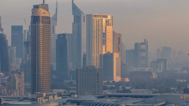 Dubai Şehir Merkezi 'nden gece gündüz geçiş zamanı. Büyük fütüristik şehir üzerinde havadan yakından görüntü. Dubai 'nin gökdelenleri, Birleşik Arap Emirlikleri. Çatıdan sabah silueti