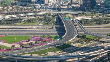 Bir büyük şehir timelapse bir yol kavşak hava görünümünü. Araba ile UAE Dubai Yat Limanı bölgesinin kentsel peyzaj