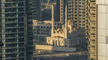Al Raheem Camii arasında gökdelenler timelapse Marina Dubai Marina, Dubai, Birleşik Arap Emirlikleri yürümek. Hava üstten görünüm gölgeler hareket ile gündoğumu sırasında erken sabah