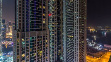 Işıklar içinde pencere eşiği ışıltılı ve aydınlatma akşam gece geçiş timelapse, Dubai Yat Limanı gün içinde en yüksek gökdelenler. Arka plan üzerinde yol ve palm jumeirah trafik