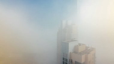 Downtown Dubai timelapse Sisli sabah. Şehir gökdelenler fütüristik görünümünü sis kaplı. Çatı gündoğumu sırasında modern kuleli havadan görünümden. Dubai, Birleşik Arap Emirlikleri