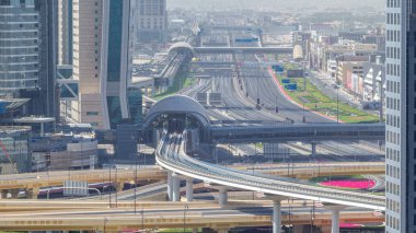 Dubai şehir manzarası sabah timelapse ve Sheikh Zayed yolu kavşak trafik, Birleşik Arap Emirlikleri. Modern kuleleri ve metro hattı ile gökdelenin çatı hava manzara. Hamle hızlı gölgeler