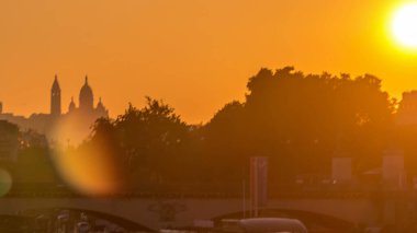 Eyfel Kulesi 'nin yanındaki köprü ve Paris, Fransa' daki Seine Nehri zaman tüneli. Turuncu gökyüzü. Eyfel Kulesi yakınlarındaki Bir-Hakeim köprüsünden sabah görüntüsü