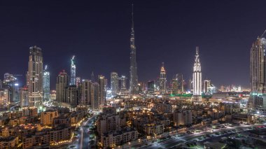 Dubai şehir merkezi tüm gece ufuk çizgisi Burj Halife ve diğer panoramik manzaralı Dubai, Birleşik Arap Emirlikleri. Işıklar kapanıyor. Çember yollarda ve çeşmelerde trafik.