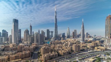 Dubai şehir merkezi tüm gün ufuk çizgisi Burj Halife ve Dubai 'deki diğer panoramik manzaralı Birleşik Arap Emirlikleri ile birlikte. Gölgeler çok hızlı hareket eder. Çevre yolunda trafik