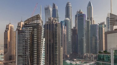 Dubai Marina 'daki çeşitli gökdelenlerin ve kulelerin havadan görünüşü. Kentsel ufuk çizgisindeki modern binalar