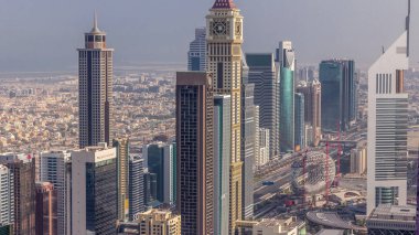 Dubai, Bae gün doğumu sırasında Şeyh Zayed Road ve Difc hava timelapse binaların Skyline görünümü. Finans merkezi ve şehir merkezinde modern kuleler ve gökdelenler