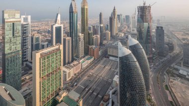 Sheikh Zayed Road ve Difc hava dan gece dubai, Bae gece geçiş timelapse yakınındaki binaların Silueti. Gün batımından sonra finans merkezi ve şehir merkezinde modern kuleler ve gökdelenler