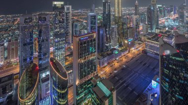 Sheikh Zayed Road ve Difc hava dan gece dubai, Bae gece geçiş timelapse yakınındaki binaların Silueti. Gün batımından sonra finans merkezi ve şehir merkezinde modern kuleler ve gökdelenler