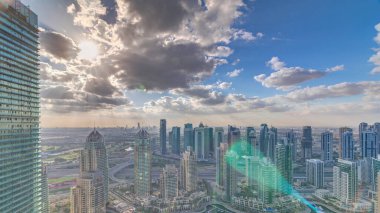 Dubai Marina gökdelenleri ve Jumeirah göl kuleleri üzerinde gün doğumu Birleşik Arap Emirlikleri 'nin en tepedeki sabah saatlerinden panoramik manzara. Güneşli bulutlu gökyüzü