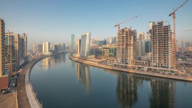 Modern gökdelenler ve inşaat alanı arasındaki çekici kanalın havadan görünüşü. İş Körfezi, Dubai, Birleşik Arap Emirlikleri 'ndeki geçiş zamanı.