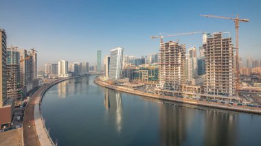 Modern gökdelenler ve inşaat alanı arasındaki çekici kanalın havadan görünüşü. İş Körfezi, Dubai, Birleşik Arap Emirlikleri 'ndeki geçiş zamanı.