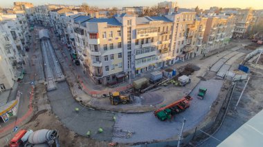 Beton, yol onarım şantiyesinde çok sayıda işçi ve mikser zaman ayarlı çalışıyor. Tramvay raylarının yeniden inşası. Tüm gün boyunca hava üst görünümü