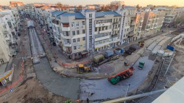 Beton, yol onarım şantiyesinde çok sayıda işçi ve mikser zaman ayarlı çalışıyor. Tramvay raylarının yeniden inşası. Tüm gün boyunca hava üst görünümü