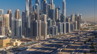 Dubai Yat Limanı gökdelenler hava üstten görünüm Jlt üzerinden sabah Dubai timelapse, BAE güneş doğarken sırasında. Modern kule uzun gölgeler aşağıya taşınması ve Şeyh zayed yolu üzerinde trafik ile.