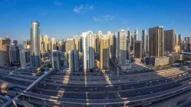 Dubai Yat Limanı gökdelenler hava üstten görünüm güneş doğmadan önce Jlt gelen Dubai gece gün timelapse, Birleşik Arap Emirlikleri için. Işıklı modern kuleleri ve Şeyh zayed yolu üzerinde trafik.