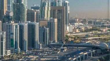Dubai Yat Limanı gökdelenler hava üstten görünüm Jlt üzerinden sabah Dubai timelapse, BAE güneş doğarken sırasında. Modern kule uzun gölgeler aşağıya taşınması ve Şeyh zayed yolu üzerinde trafik ile.