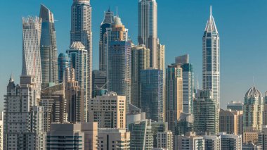 Dubai Yat Limanı gökdelenler hava en iyi manzaraya Dubai timelapse, BAE, Jlt dan gündoğumu. Modern kule uzun gölgeler aşağıya taşınması ve Şeyh zayed yolu üzerinde trafik ile.