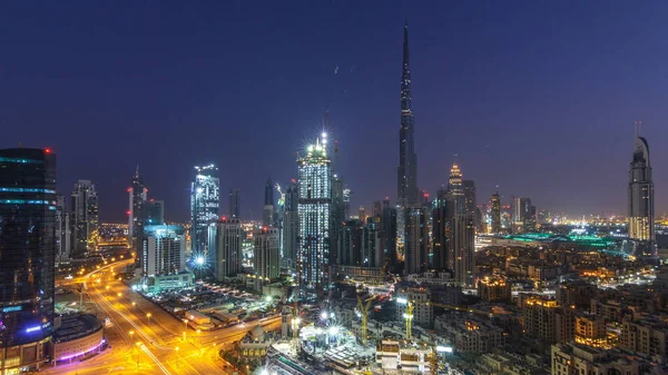 Hava cityscape Downtown, Dubai, Birleşik Arap Emirlikleri geçişini ışık ile aydınlatılmış modern mimarisi ile bütün gece boyunca timelapse. Çatı görünümünden ışıklı finans bölgesi