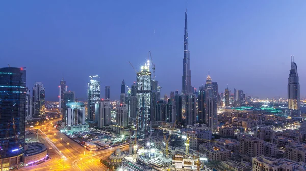 Hava cityscape Downtown, Dubai, Birleşik Arap Emirlikleri geçişini ışık ile aydınlatılmış modern mimarisi ile bütün gece boyunca timelapse. Çatı görünümünden ışıklı finans bölgesi