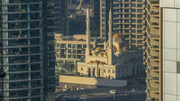 Al Raheem Camii arasında gökdelenler timelapse Marina Dubai Marina, Dubai, Birleşik Arap Emirlikleri yürümek. Hava üstten görünüm gölgeler hareket ile gündoğumu sırasında erken sabah