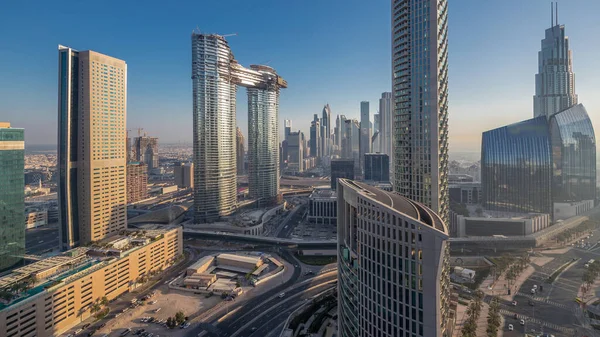 Yoğun yolları olan yeni ve yüksek binaların hava manzarası. Gece gündüz Dubai 'de şehir merkezinden yola, Dubai' ye, Birleşik Arap Emirlikleri 'ne geçiş.