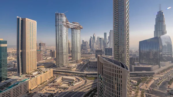 Yoğun yolları olan yeni ve yüksek binaların hava manzarası. Gece gündüz Dubai 'de şehir merkezinden yola, Dubai' ye, Birleşik Arap Emirlikleri 'ne geçiş.