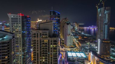 JBR ve Dubai marina gece geçiş timelapse günbatımı hava gün sonra. Modern kuleleri ve gökdelenler, yat ve tekne Körfezi üzerinde yüzen