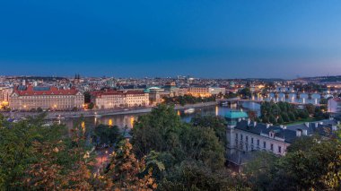 Akşam Panorama Prag Vltava Nehri ve Prag köprüler gün gece geçiş timelapse için. Hanavsky Pavilion üstten görünüm