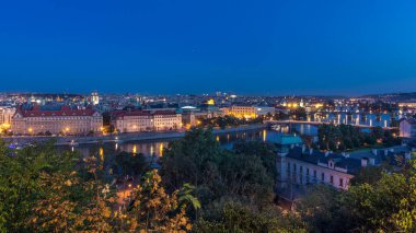 Akşam Panorama Prag Vltava Nehri ve Prag köprüler gün gece geçiş timelapse için. Hanavsky Pavilion üstten görünüm