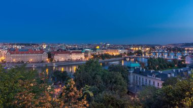Akşam Panorama Prag Vltava Nehri ve Prag köprüler gün gece geçiş timelapse için. Hanavsky Pavilion üstten görünüm