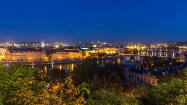 Akşam Panorama Prag Vltava Nehri ve Prag köprüler gün gece geçiş timelapse için. Hanavsky Pavilion üstten görünüm