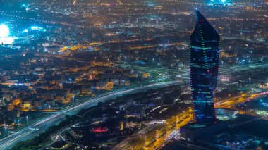 Kuveyt Şehri 'nin tepeden tırnağa şehirleri cadde ve karayolu trafiği ile geçiş zamanlarıdır. Aydınlatılmış kuleler. Basra Körfezi kıyısında yer alır..