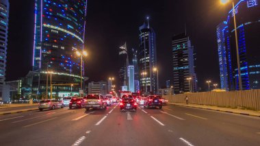 Kuveyt 'te şehir otobanındaki trafiğin içinden geç. Zaman ayarlı hiperhızlandırılmış saçmalıklar. Kuveyt, Orta Doğu