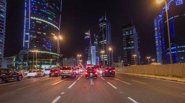 Kuveyt 'te şehir otobanındaki trafiğin içinden geç. Zaman ayarlı hiperhızlandırılmış saçmalıklar. Kuveyt, Orta Doğu