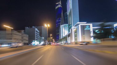 Kuveyt 'te şehir otobanındaki trafiğin içinden geç. Zaman ayarlı hiperhızlandırılmış saçmalıklar. Kuveyt, Orta Doğu