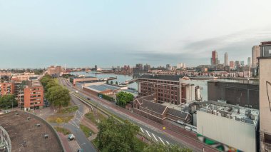 Maashaven 'daki kulelerin hava panoramik görüntüsü gece gündüz geçiş zamanlarında demirli gemilerle, Katendrecht ve Maas River, Rotterdam. Fabrika yakınındaki trafik ofis ve etkinlik alanına dönüştürüldü