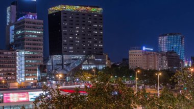 Schwedenplatz hava gece geçişi. İsveç Meydanı, Viyana 'nın orta kesiminde, Tuna Kanalı' nda yer alan ve en önemli toplu taşıma kavşaklarından biridir. Eski ve modern binalar