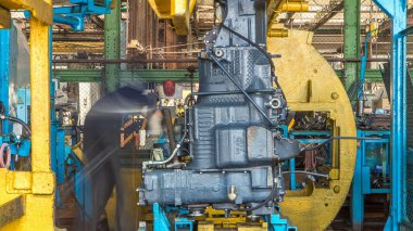 Traktör motor traktör fabrikası timelapse fabrika üretim hattında monte. Üniforma yükleme dişli bölgelerinde işçiler